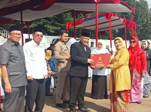 Ket foto : Pemberian Penghargaan Peringati Hari Amal Bhakti (HAB) Kementerian Agama Ke-79 tingkat Kota Tasikmalaya Oleh Pj Wali Kota Tasikmalaya di Stadion Wiradadaha (fokusjabar/Seda)