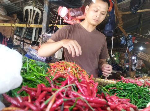 Kepala Dinas Perdagangan dan Perindustrian (Disdagin) Kota Bandung Ronny Ahmad Nurudin mencatat harga cabai merah di sejumlah pasar tradisional di kota Bandung mengalami kenaikan hingga Rp. 110 Per-Kg. (Foto Pedagang Cabai)