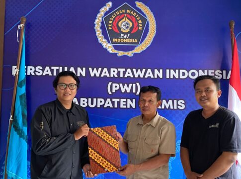 Ketua Panitia Konferensi Wilayah (Konferwil) PWI Kabupaten Ciamis, Endang Setia Budi menerima langsung berkas pencalonan Anthika