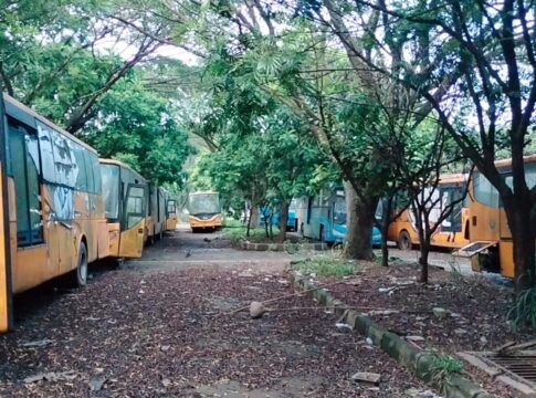 Kondisi Bus Sekolah Terbengkalai di Halaman Kantor Dishub Kota Bandung Kecamatan Gedebage Jabar