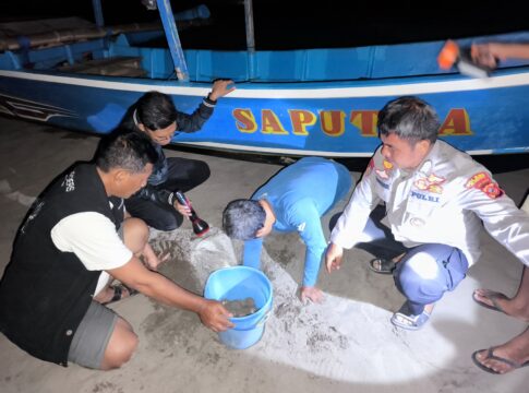Poto: Petugas gabung saat evakuasi puluhan telur penyu di pantai Barat Pangandaran
