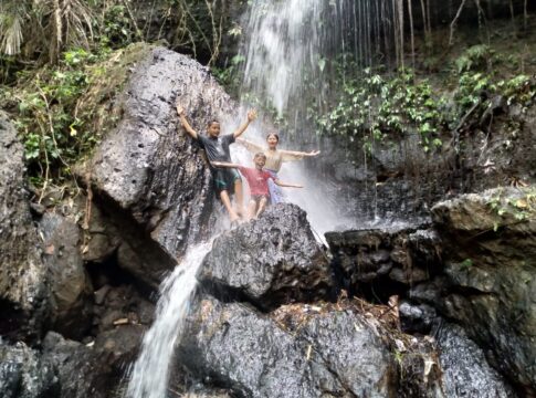 Caption: Pengunjung sedang asik mandi di Curug Putri Banjar