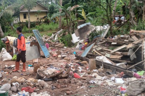 Ketpot: Rumah milik Nek Ojoh (86), warga Dusun Mekarsari, Desa Mekarjaya, Kecamatan Baregbeg Kabupaten Ciamis ambruk hingga rata dengan tanah