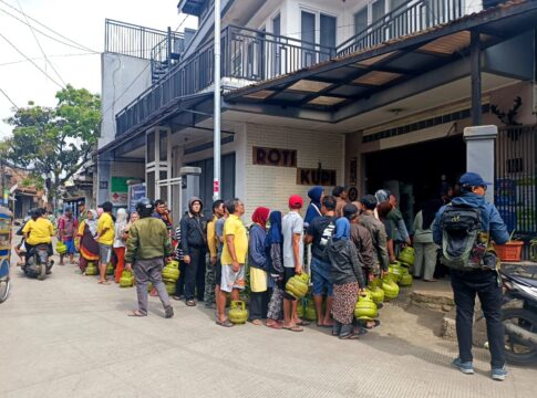 Ketfot: Warga Rela Antri Gas LPJ 3 Kg di Jalan Terusan Suryani Kelurahan Warung Muncang Kecamatan Bandung Kulon Kota Bandung Jabar Senin (3/2/2025)