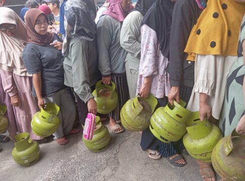 Sejumlah warga rela mengantre di depan pangkalan gas di Jalan terusan Suryani Kelurahan Warung Muncang, Kecamatan Bandung Kulon Kota Bandung Jabar Senin (3/2/2025)