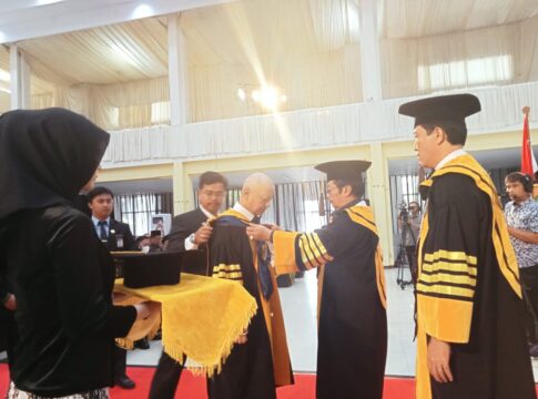 Caption : Prosesi Pengukuhan Guru Besar Unsil Tasikmalaya Prof Nundang Busaeri di Gedung Mandalawangi Kampus Universitas Siliwangi Tasikmalaya (fokusjabar/Seda)