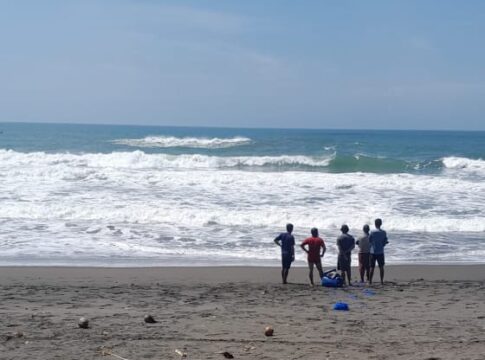 Poto Suasana saat pencarian satu korban tenggelam di Pantai Madasari Pangandaran