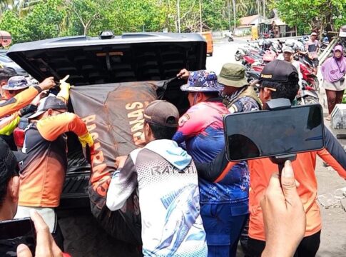 Poto: Suasana Evakuasi jenazah wisatawan korban tenggelam di perairan Batukaras Pangandaran