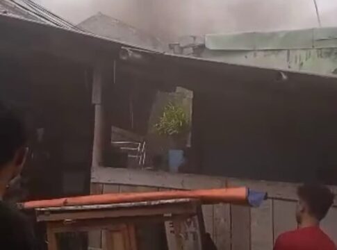 Ket foto : Kebakaran Rumah di Kel. Tuguraja Cihideung Tasikmalaya akibat ledakan tabung gas (fokusjabar/Seda)