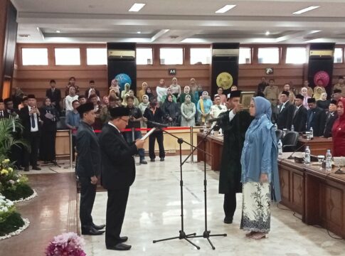 Ket foto : Prosesi Pelantikan Politisi Gerindra Tsaniah Nur Jannah jadi Anggota DPRD Kota Tasikmalaya di Ruang Rapat Paripurna (fokusjabar/Seda)