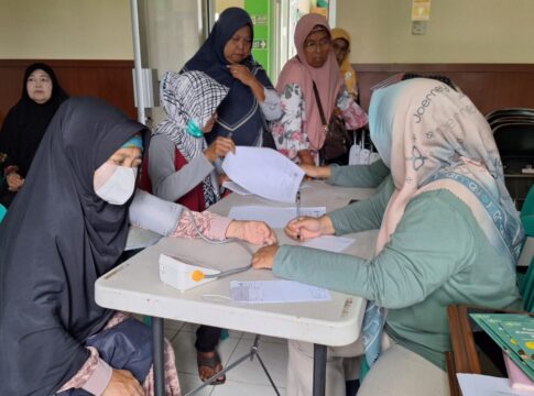 Ket foto : Sejumlah Masyarakat Tasikmalaya sedang melakukan pemeriksaan kesehatan di Puskesmas (fokusjabar/Seda)