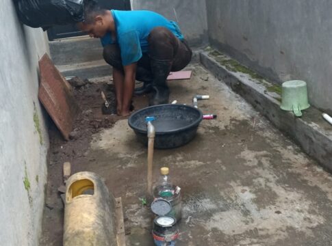 Ketpot: Tim teknisi Perumda Tirta Galuh saat memperbaiki jaringan air di rumah pelanggan