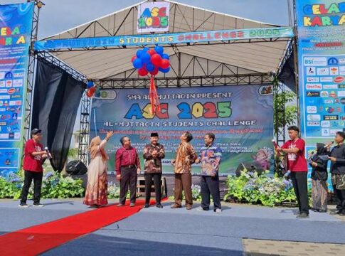 Ket foto : Pembukaan Al Muttaqin Students Challenge (ASC), yang ditandai pelepasan balon warna warni ke atas langit Al Muttaqin (fokusjabar/Seda)