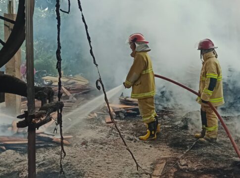 Ketpot: Petugas Damkar pos WMK Kawali saat berjibaku memadamkan api di bangunan pabrik pengolahan kayu di Desa Mekarsari