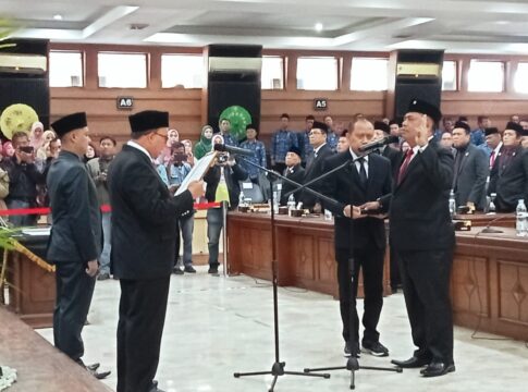 Ket foto : Pelantikan PAW Anggota DPRD Kota Tasikmalaya Kepler Sianturi di Ruang Rapat Paripurna DPRD Kota Tasikmalaya (fokusjabar/Seda)