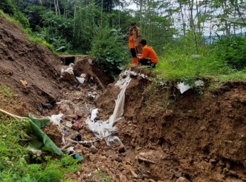 Ketpot: Tebing saluran air yang longsor di wilayah Desa Natanagara Panawangan