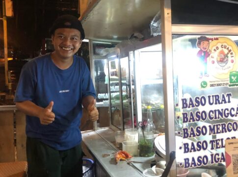 Poto: Irman saat berjualan bakso di sekitar alun-alun Parigi