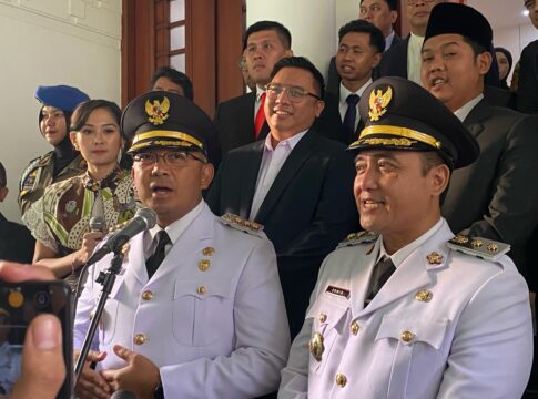 Wali Kota Bandung M Farhan dan Wakil Wali Kota Bandung Erwin di Balai Kota Jalan Wastukencana Kota Bandung Jabar Kamis (20/2/2025)