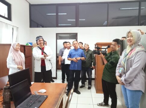 Ket foto : Wakil Wali Kota Tasikmalaya Dicky Chandra Negara bersama Sekda Asep Goparulloh, saat diruangan Bagian Organisasi Setda Kota Tasikmalaya (fokusjabar/Seda)