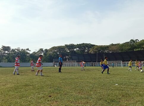 Ket foto : Tournamen DK Private Cup Ke-3 2025, mulai digelar di Stadion Sepak Bola Wiradadaha Kota Tasikmalaya (fokusjabar/Seda)