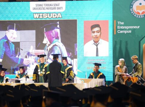 Ket foto : Prosesi Wisudawan Universitas Mayasari Bakti Tasikmalaya, di Ballroom Santika Hotel Tasikmalaya (fokusjabar/Seda)