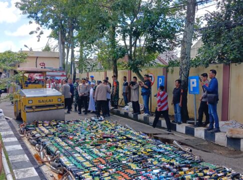 Ket foto : Pemusnahan Ribuan Botol Miras di Mapolres Tasikmalaya Kota jelang Memasuki Bulan Suci Ramadhan (fokusjabar/Seda)