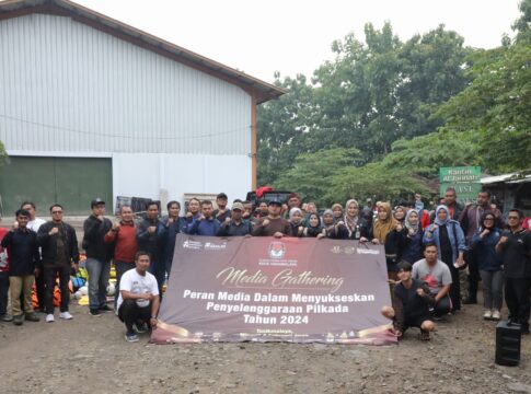 Ket foto : Media Ghetring jajaran KPU Kota Tasikmalaya bersama Jurnalis Kota Tasikmalaya Raya di Area Urug Kawalu (fokusjabar/Seda)