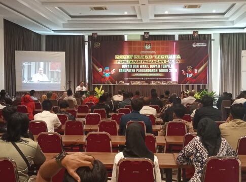 Poto: Suasana rapat pleno terbuka di hotel Pantai Indah