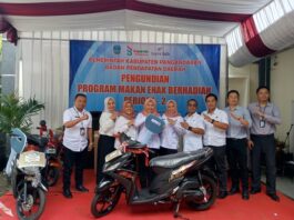 Poto: Pemenang sepeda motor dalam program makan enak berhadiah dari Bapenda Pangandaran - bank bjb