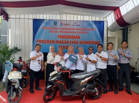 Poto: Pemenang sepeda motor dalam program makan enak berhadiah dari Bapenda Pangandaran - bank bjb