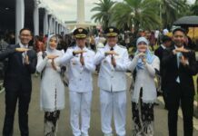 Ket foto : Foto Bersama Wali Kota dan Wakil Wali Kota Tasikmalaya Viman Alfarizi Ramadhan - Dicky Chandra Negara, didampingi masing-masing istri berpose Payung Geulis, usai dilantik di Istana Kepresidenan Jakarta (Prokopim Pemkot Tasikmalaya)