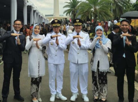 Ket foto : Foto Bersama Wali Kota dan Wakil Wali Kota Tasikmalaya Viman Alfarizi Ramadhan - Dicky Chandra Negara, didampingi masing-masing istri berpose Payung Geulis, usai dilantik di Istana Kepresidenan Jakarta (Prokopim Pemkot Tasikmalaya)