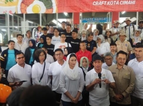 Menteri Lingkungan Hidup (LH) Hanif Faisol Nurofiq Bersama Mentri Perdagangan (Wamendag) Dyah Roro Esti Widiaputri di Pasar Atas Kota Cimahi Jabar Sabtu (22/2/2025)