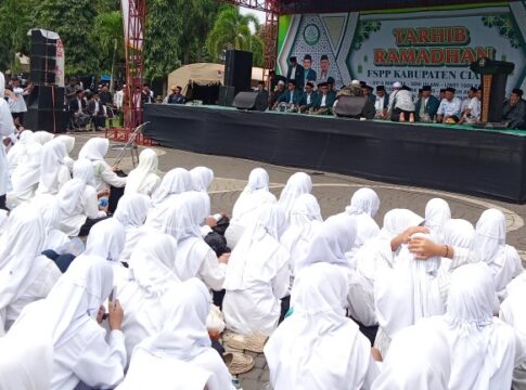 Ketpot: Ribuan Santri dan Santriwati saat mengikuti Tarhib Ramadhan di Alun alun Kabupaten Ciamis