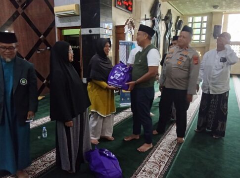 Ketpot: Sekda Kabupaten Ciamis Andang Firman saat menyerahkan bantuan beras secara simbolis kepada penerima yang membutuhkan bantuan menjelang bulan suci Ramadhan