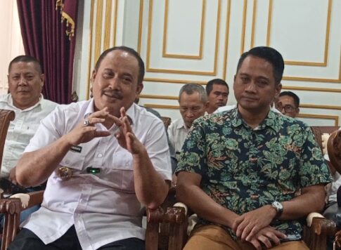 Poto: Bupati Pangandaran Jeje Wiradinata (baju putih) saat bercerita kepada wartawan