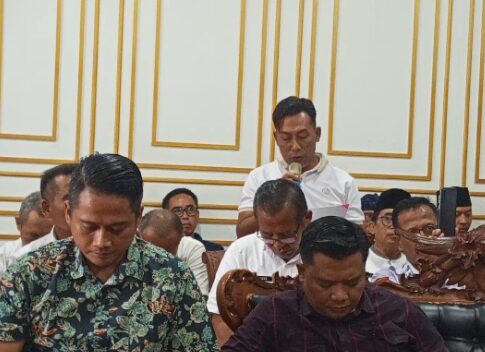 Poto: kepala desa Karangjaladri, Pangandaran, Eris Darmawan saat menyampaikan sikap melawan Oknum Wartawan di Pangandaran