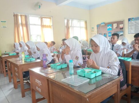 Ketfot: Siswa kelas 9D SMPN 2 Ciamis tengah memakan paket makanan bergizi gratis dari pemerintah