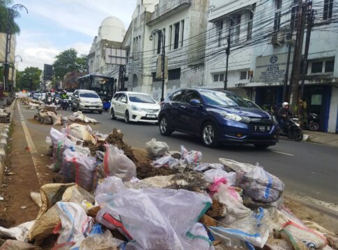 Proyek pengerjaan galian atau ducting Infrastuktur Pasif Telekomunikasi (IPT) yang tengah dikerjakan oleh PT Bandung Infra Investama (BII) mendapat sorotan dari Pemerintah Kota (Pemkot) Bandung.