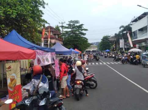 Caption: Warga berburu takjil di Jalan BKR Kota Banjar