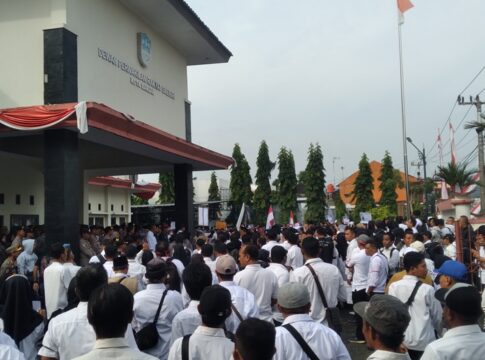 Caption: Ribuan Honorer PPPK Sampaikan Aksi di Gedung DPRD Kota Banjar