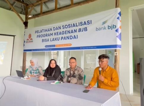 Ketfot: Anggota DPRD Jawa Barat, Didi Sukari Memberi Materi Pada Pelatihan dan Sosialisasi Program Keagenan bjb BiSA Laku Pandai