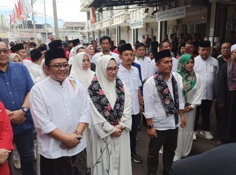 Pasangan Ai Diantani dan Iip Miftahul Paoz mendaftar ke KPU Kabupaten Tasikmalaya.