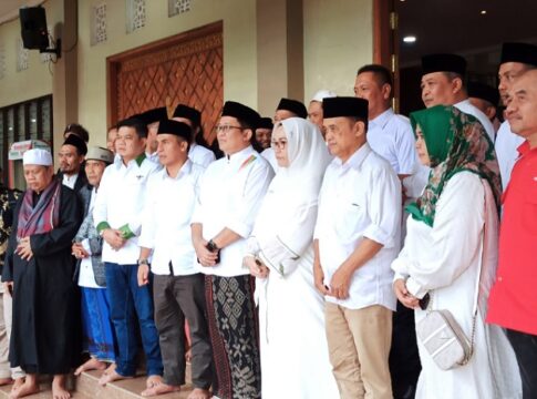 Ai Diantani bersama Iip Miftahul Paoz didampingi Ade Sugianto menggelar doa bersama