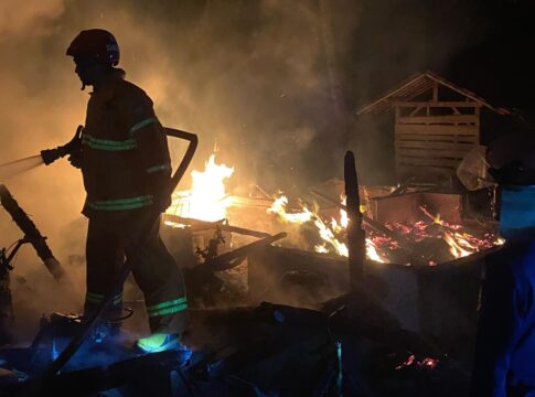 Ketpot; Petugas Damkar pos WMK Rancah saat berjibaku memadamkan Kebakaran di wilayah Desa Kawunglarang Rancah Ciamis