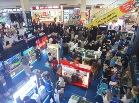 Ket foto : Bazar Elektronik AIO 2025 berlangsung di Atrium Lower Ground Plaza Asia Tasikmalaya, Tawarkan promo gila-gilaan (fokusjabar/Seda)