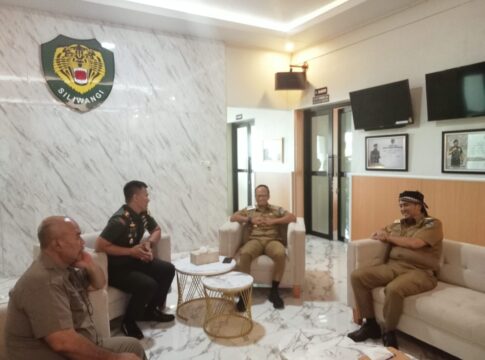 Ket foto : Wali Kota Tasikmalaya Bersama Komandan Kodim 0612 Tasikmalaya saat saling berbincang dalam pertemuan (fokusjabar/Seda)