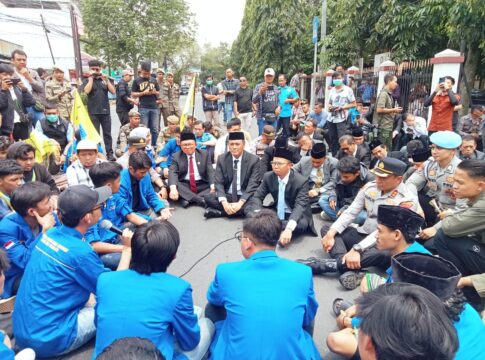 Ket foto : Wali Kota dan Wakil Wali Kota Tasikmalaya Viman Alfarizi - Dicky Chandra duduk bersila di aspal jalanan saat menerima Aksi Damai Mahasiswa PMII Kota Tasikmalaya (fokusjabar/Seda)