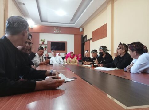 Ket foto : Wali Kota dan Wakil Wali Kota Tasikmalaya Viman Alfarizi - Dicky Chandra, saat Diskusi bersama Perangkat Dinas Perwaskim (fokusjabar/Seda)