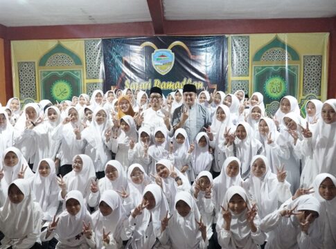 Ket foto : Wali Kota dan Wakil Wali Kota Tasikmalaya Viman - Dicky Chandra, bersama Para Santri saat Safari Ramadhan di Ponpes Nidaul Huda Tasikmalaya (fokusjabar/Seda)